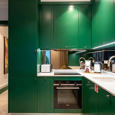 Cosy Flat In With Private Patio & Garden Area By Lisbeyond شقة بورتو