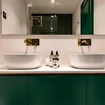 Cosy Flat In With Private Patio & Garden Area By Lisbeyond 公寓 *