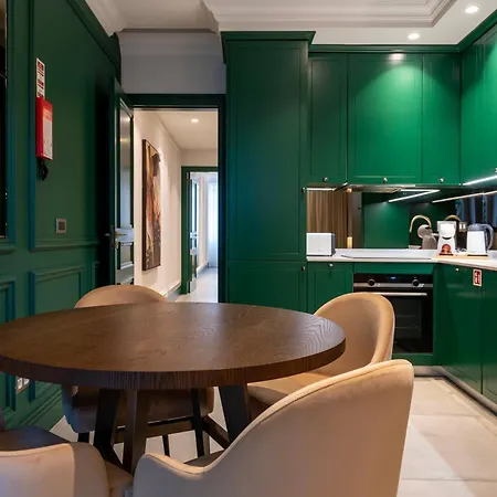 Cosy Flat In With Private Patio & Garden Area By Lisbeyond